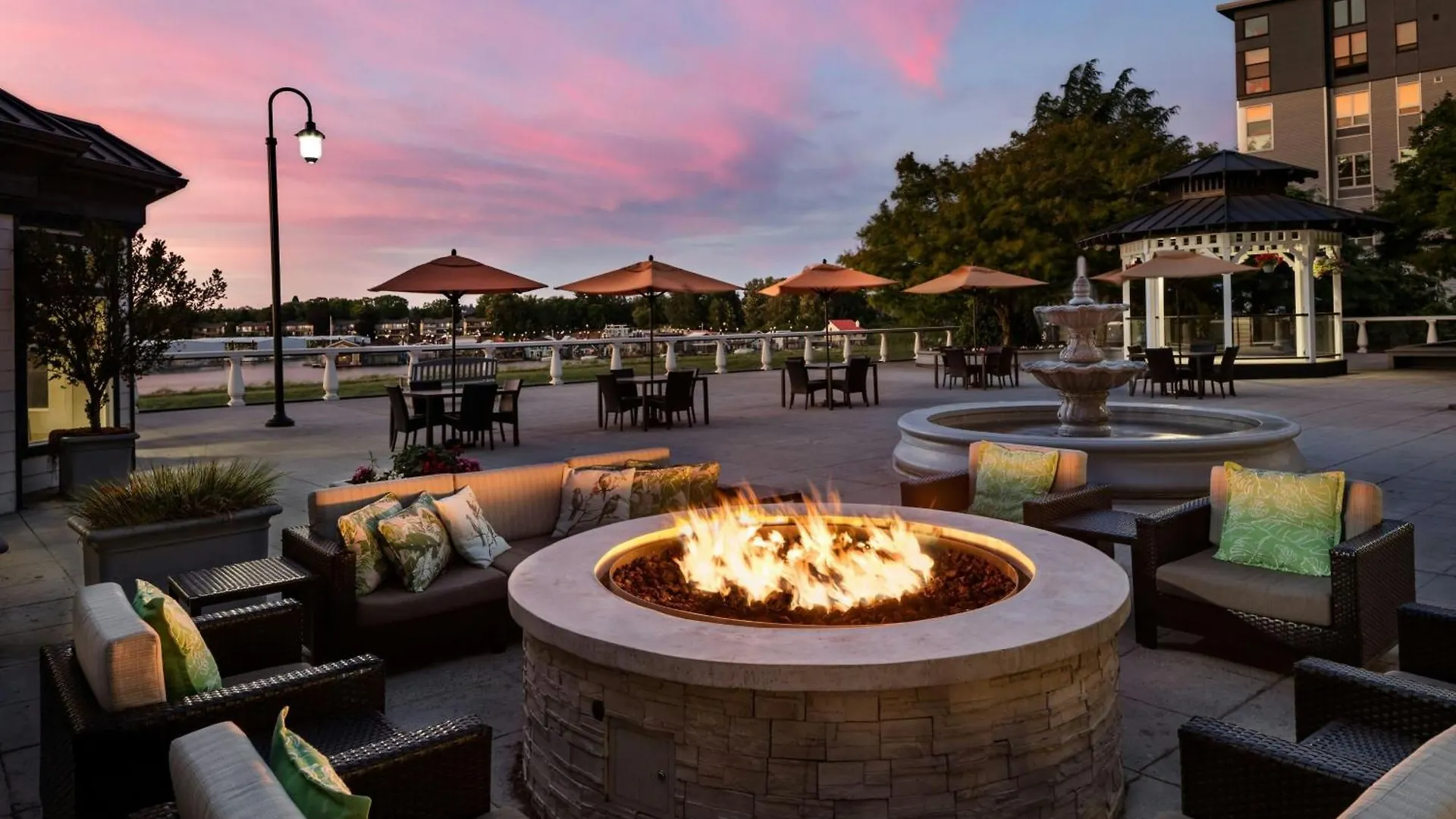 Courtyard By Marriott Portland North Hotel