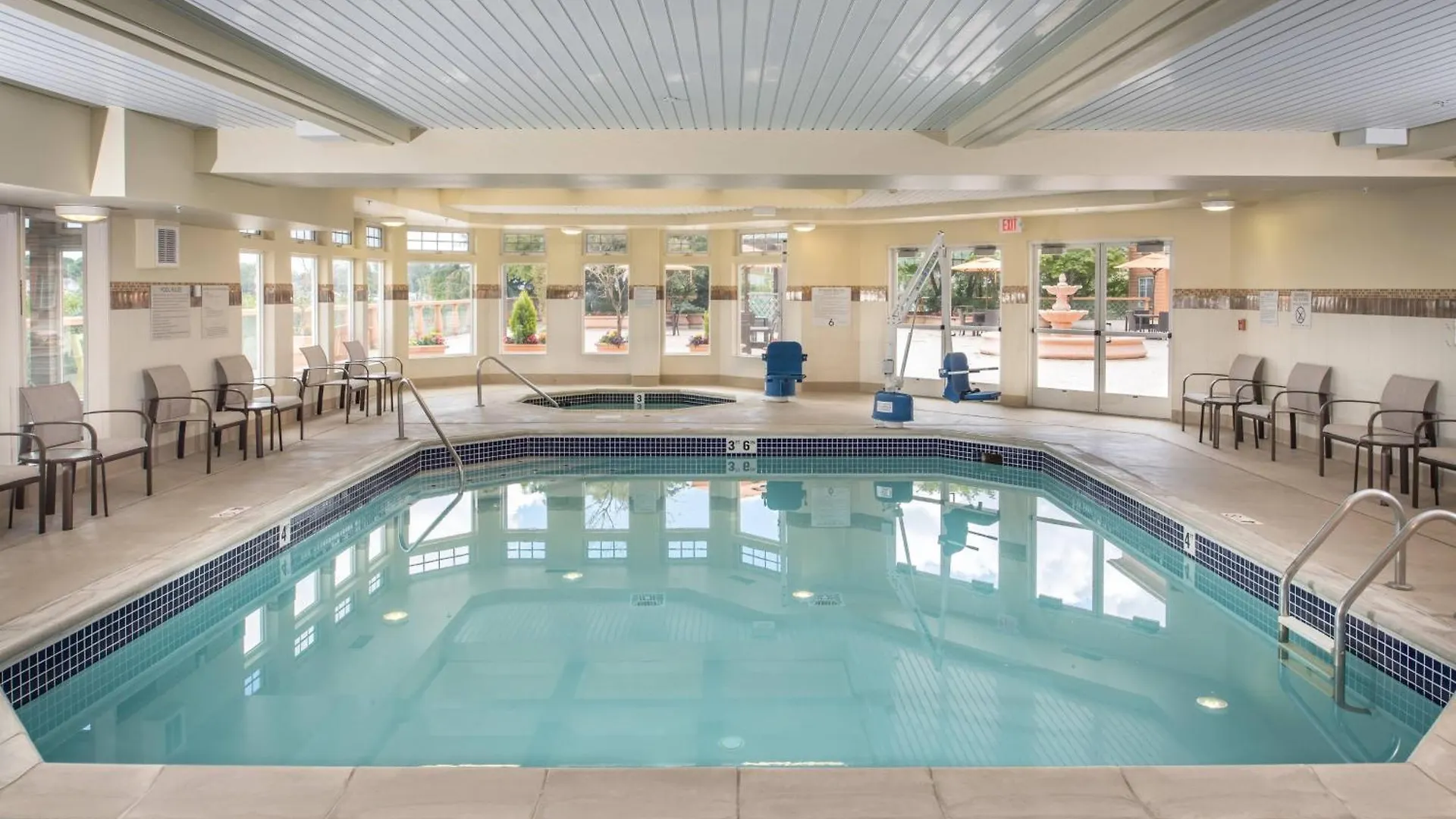 Courtyard By Marriott Portland North Hotel