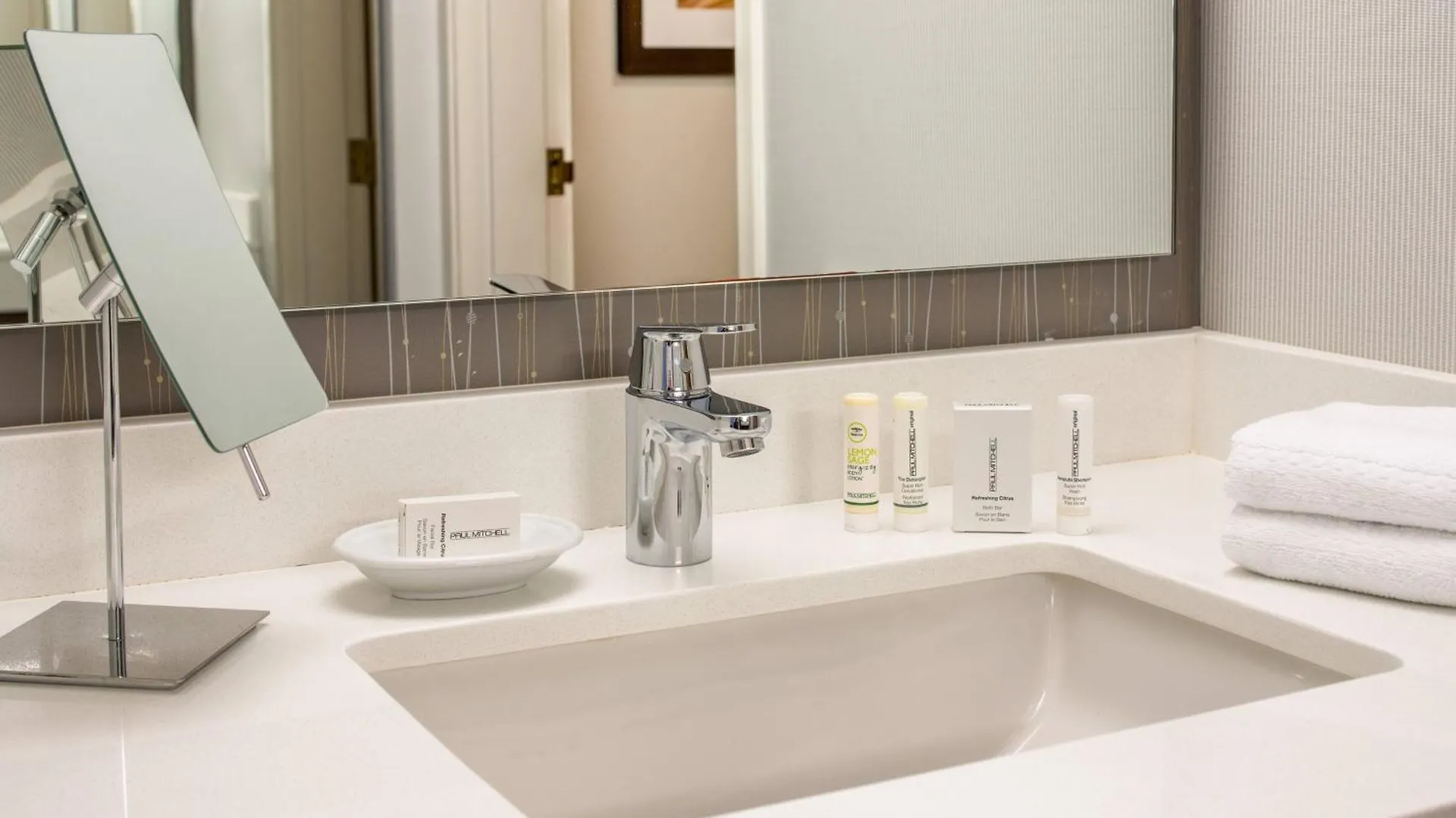 Courtyard By Marriott Portland North Hotel