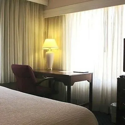 Courtyard By Marriott Portland North Hotel