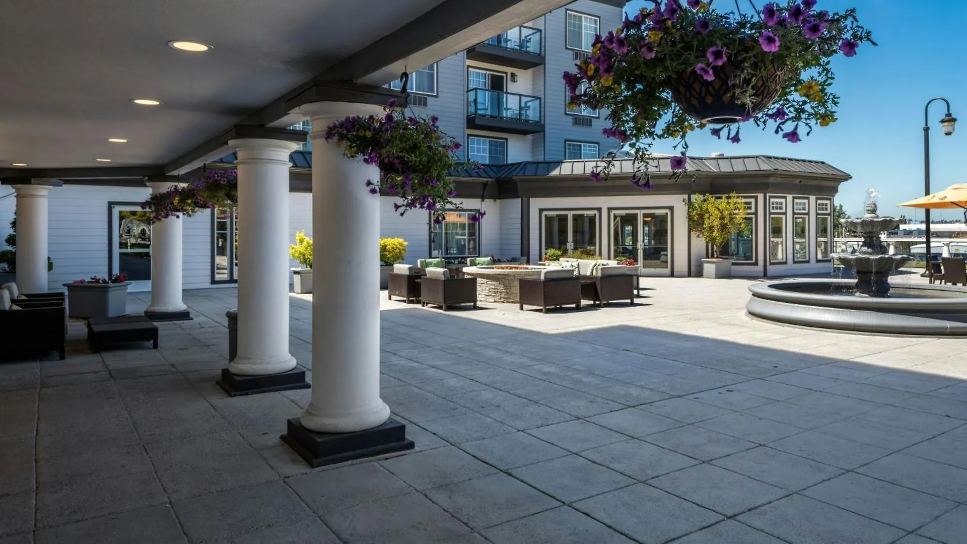 Courtyard By Marriott Portland North Hotel